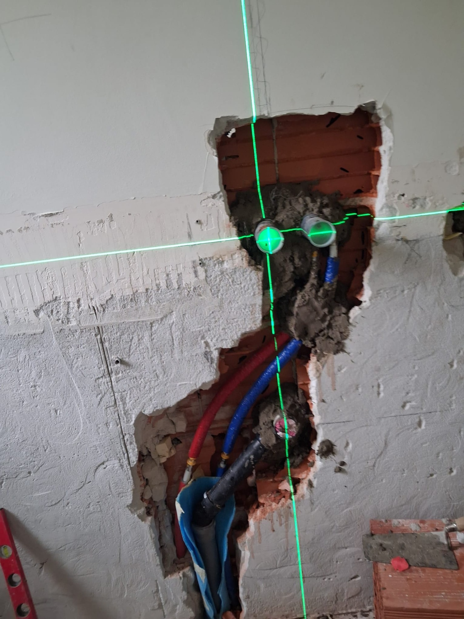 Gruppo incasso Zazzeri livellato a laser e perpendicolare alla parete perfettamente allineato con lo scarico, Milano zona P.ta Vittoria