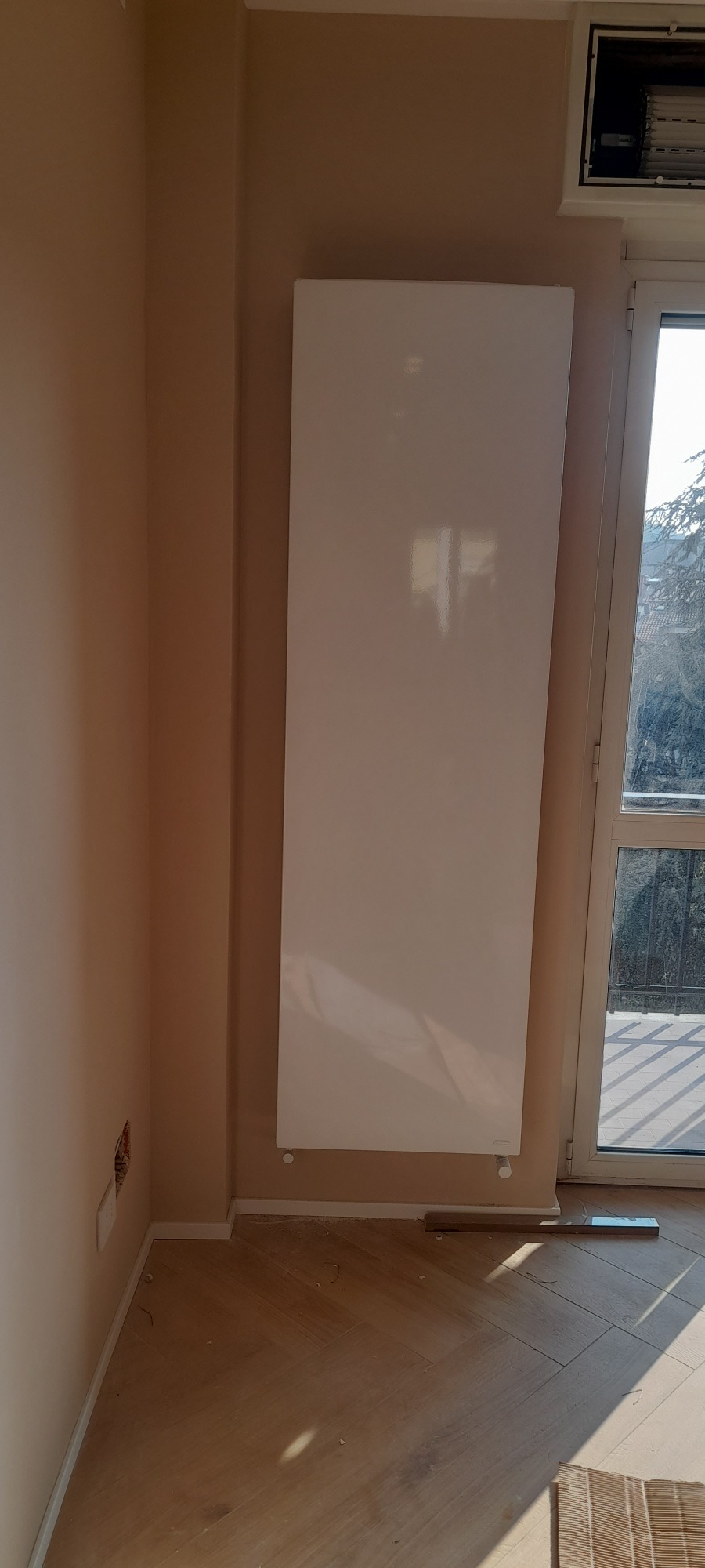 Radiatore Bianco di design a parete in sala. Milano zona Precotto