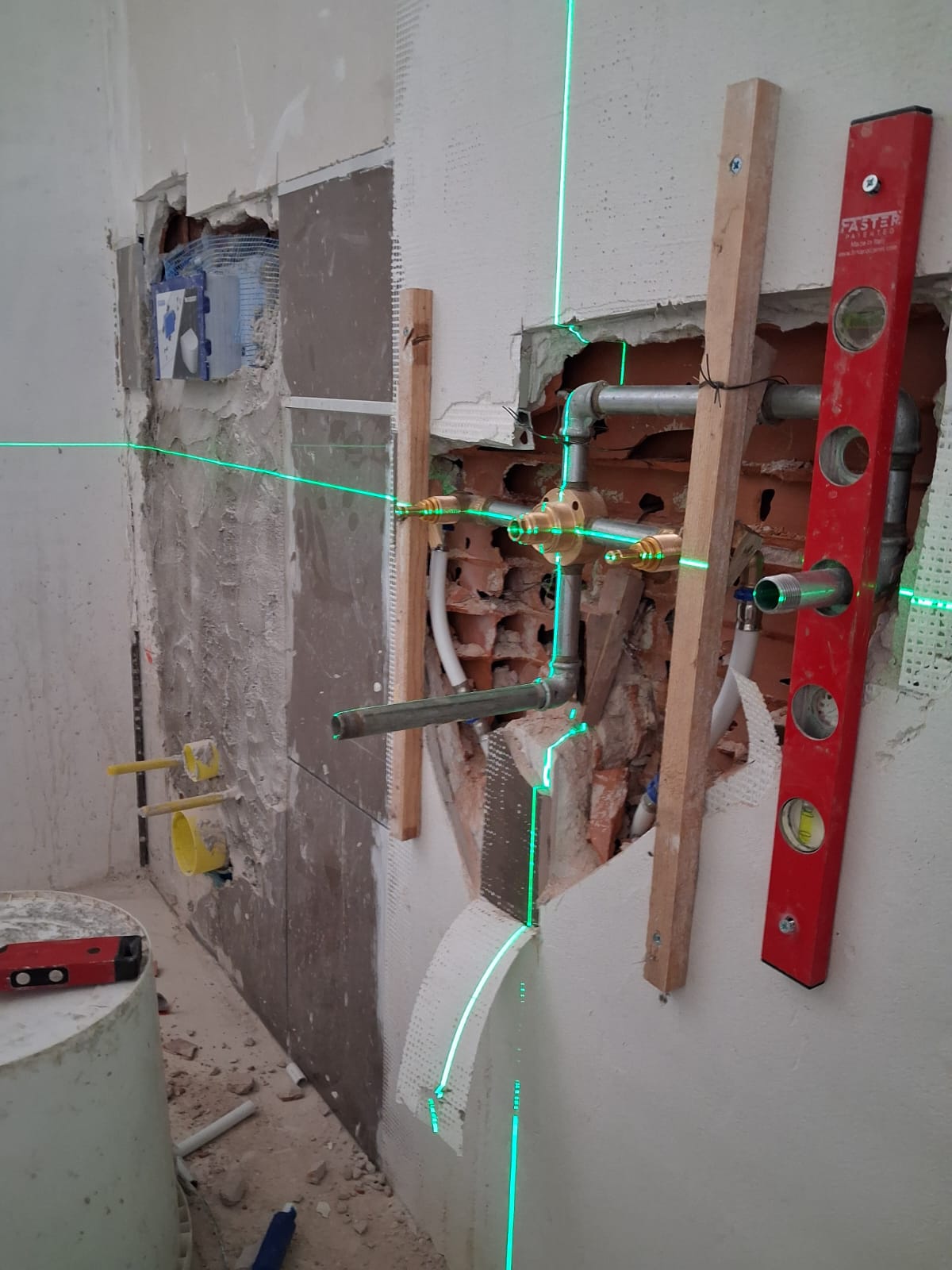 Gruppo Incasso vasca con bocca erogatrice e doccetta Mamoli Serie Gio Ponti, scomposto e assemblato, Milano zona P.ta Vittoria