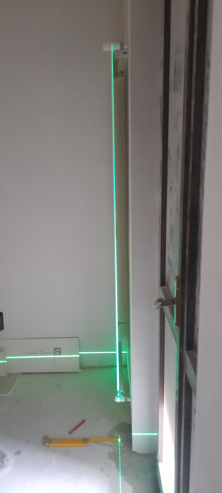 calorifero design Irsap Piano2 posato con laser prospettiva su lato. Milano Q.re San Siro