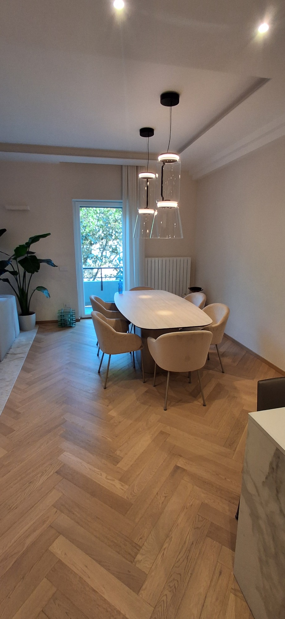 calorifero di design integrato nella sala, Milano ex fiera