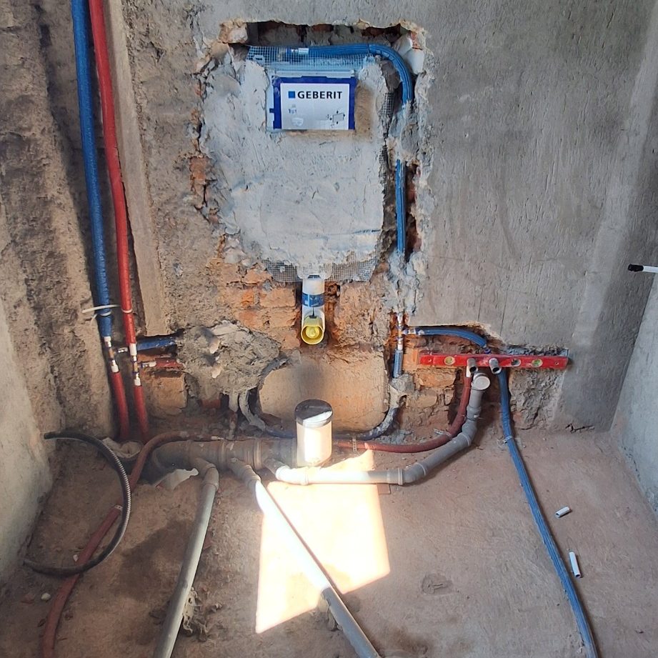 Rifacimento impianti classici con cassetta incasso Geberit, cantiere ordinato, prospettiva frontale. Sesto San Giovanni Q.re Quadrifoglio
