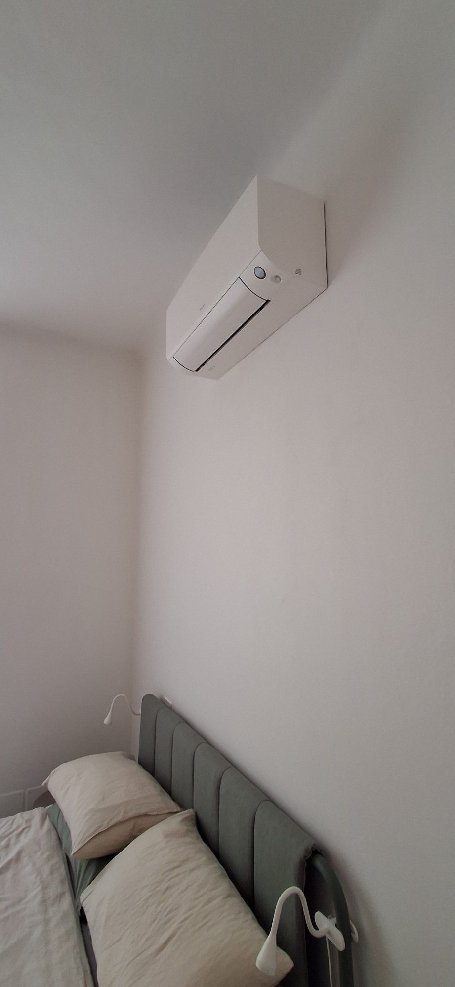 unità interna Daikin Perfera in camera da letto su sistema Multi + Daikin All-in-One in appartamento b&b a Milano in zona Precotto