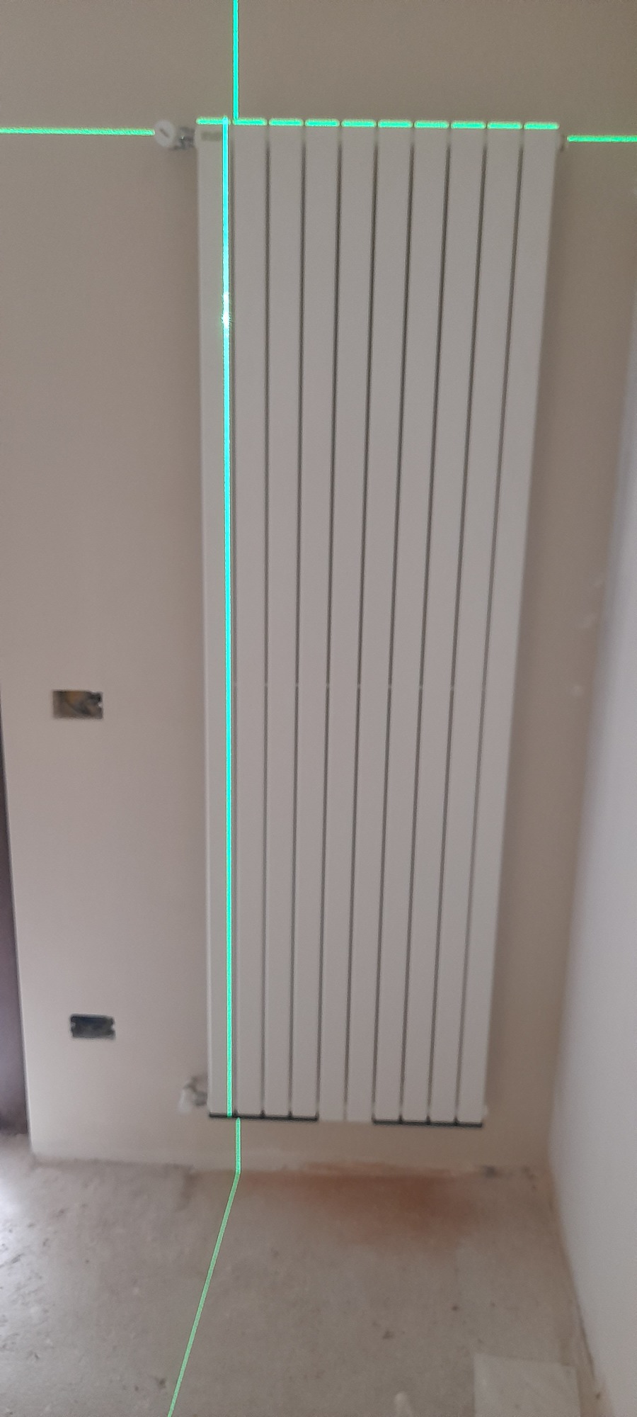 calorifero design Irsap Piano2 posato con laser. Milano Q.re San Siro