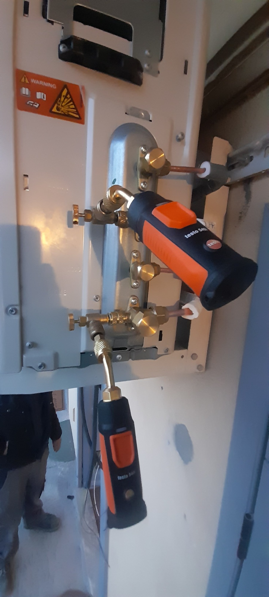 manometri digitali Testo per controllo pressioni unità esterna Daikin. Milano via Ravizza