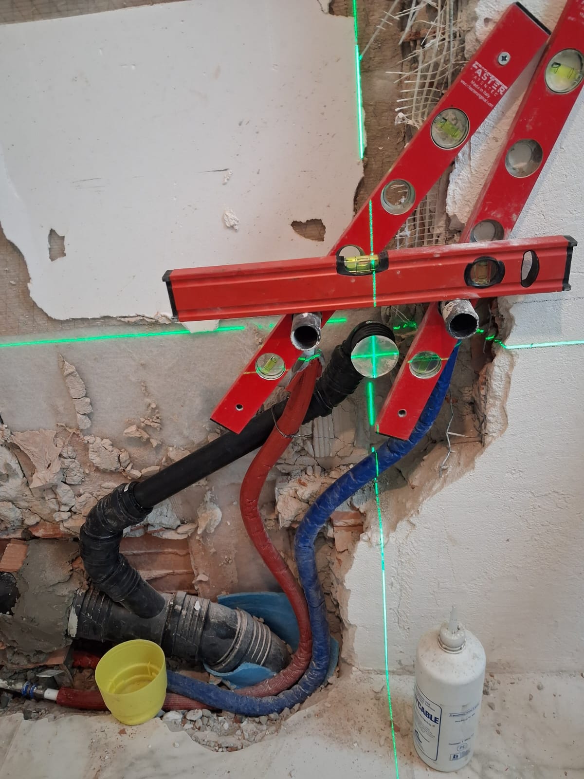 predisposizione per mobile lavabo, centrato scarico e attacchi acqua come da scheda tecnica